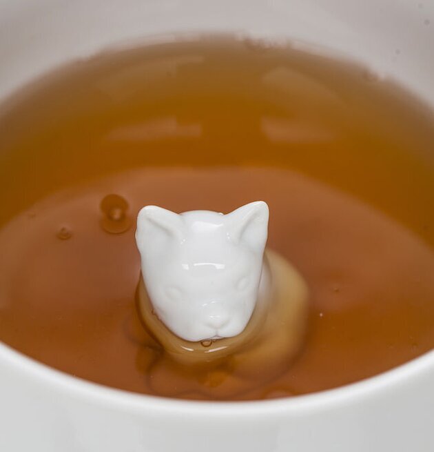 Dog Mugg från Sagaform i vitt porslin med hundhuvud inuti