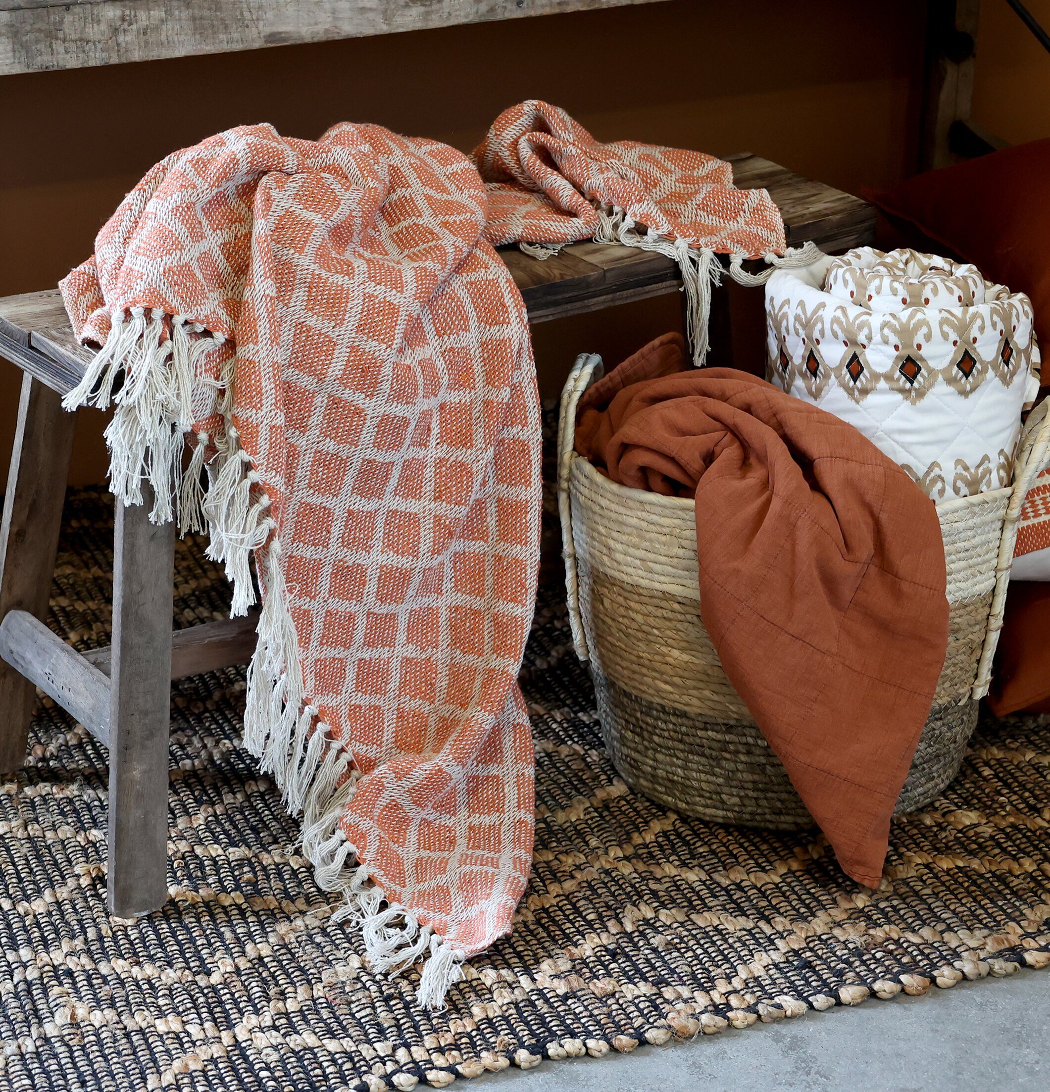 Pläd Terrakotta från Chic Antique på rustik träbänk