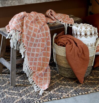 Pläd Terrakotta från Chic Antique på rustik träbänk