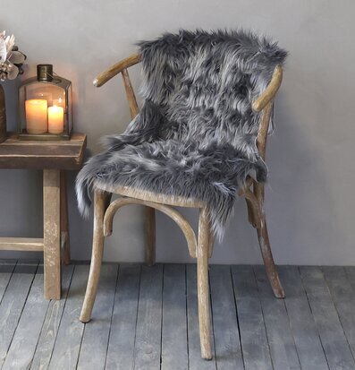 Konstfäll Mörkgrå från Chic Antique på antik trästol