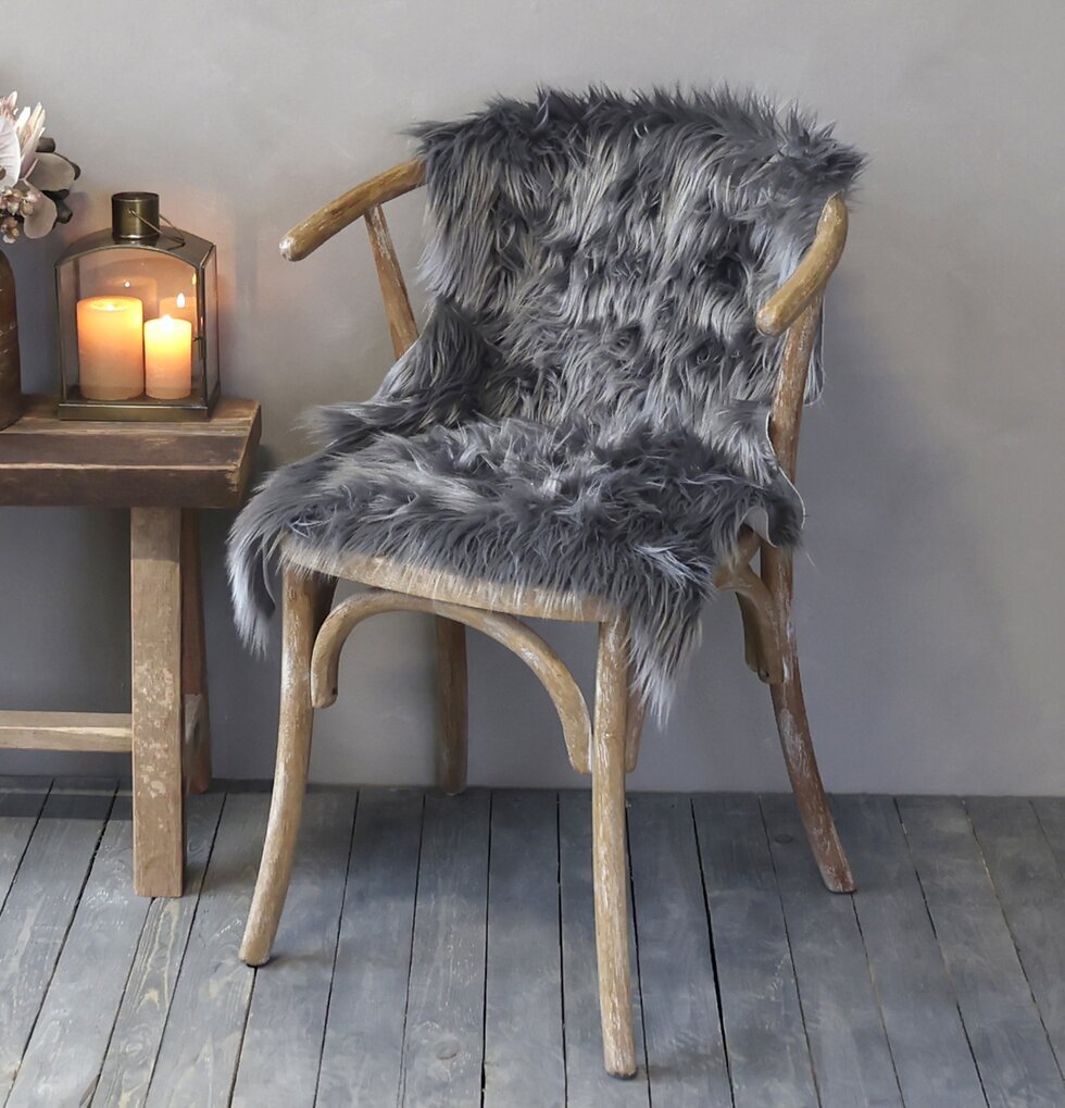 Konstfäll Mörkgrå från Chic Antique på antik trästol