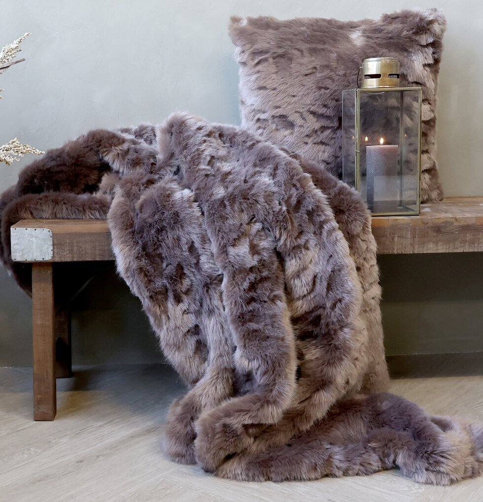 Konstpläd Antique Chocolate från Chic Antique på rustik bänk