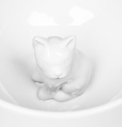 Dog Mugg från Sagaform med en liten hundskulptur inuti