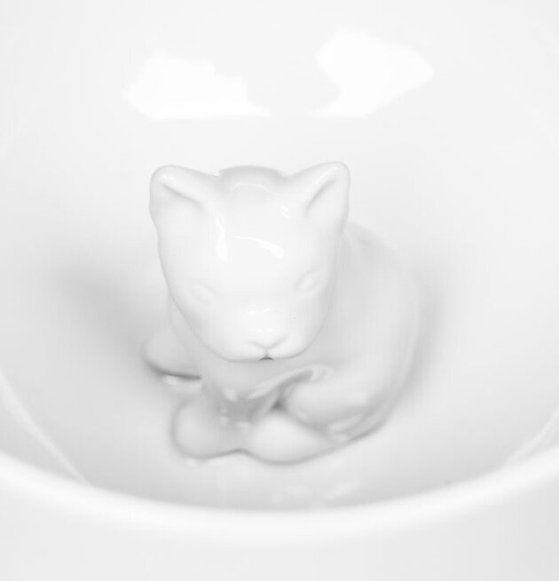 Dog Mugg från Sagaform med en liten hundskulptur inuti