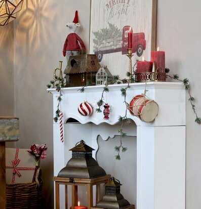 Tavla LED Merry & Bright från Chic Antique ovanför eldstad