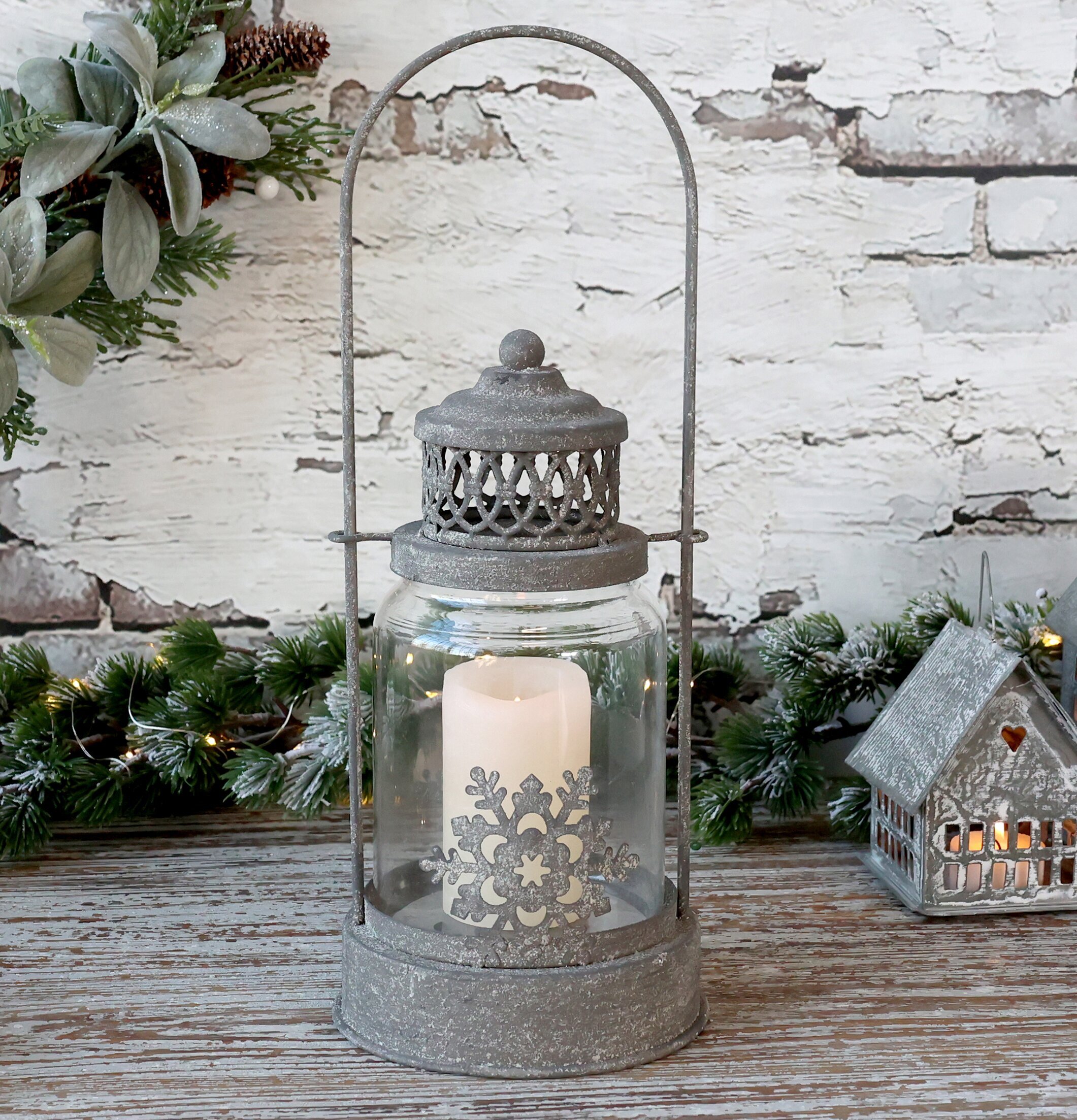 Lanterna Antik Zink från Chic Antique på rustikt träbord