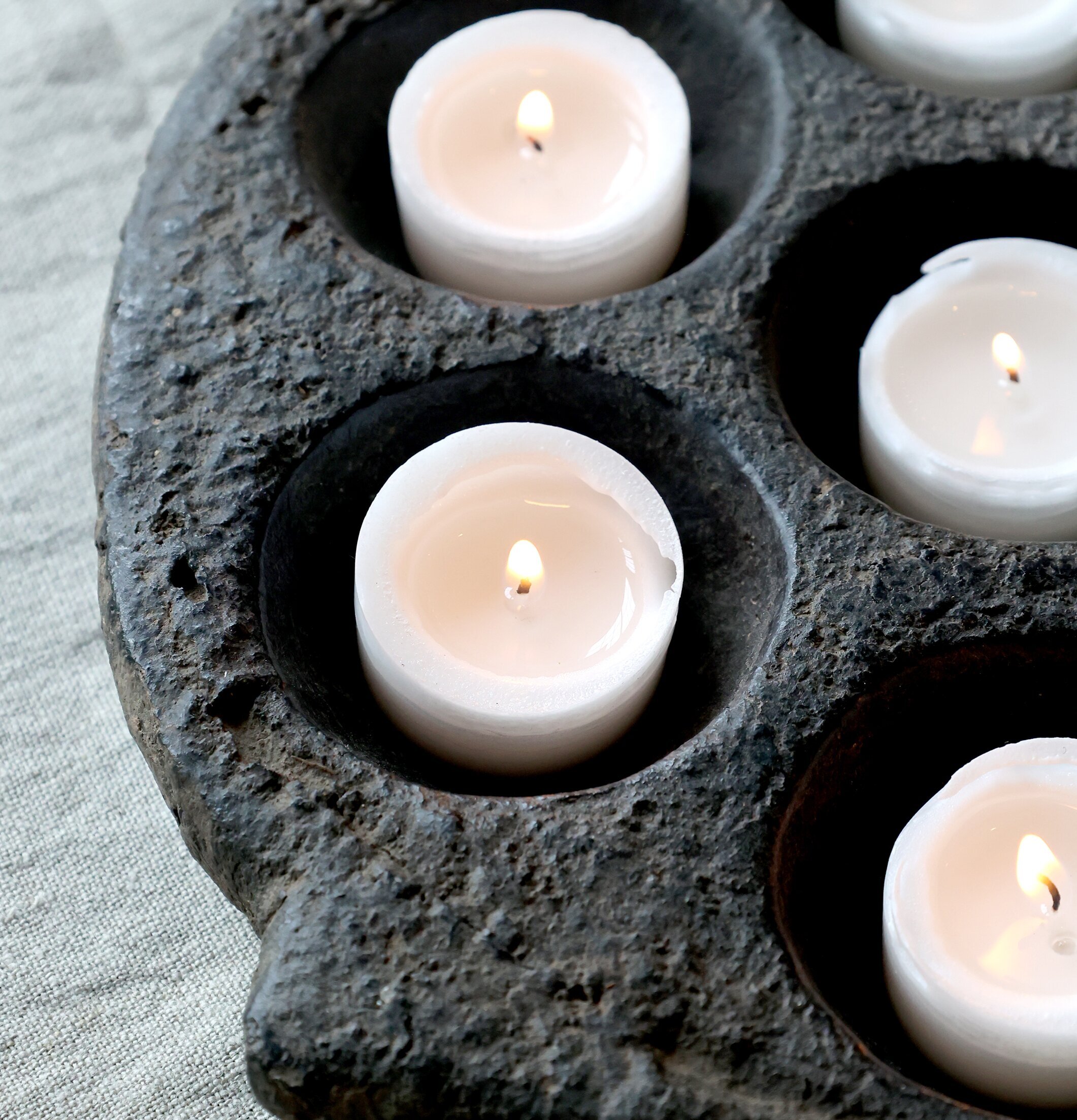 Ljusstake Grimaud Antiksvart från Chic Antique med värmeljus