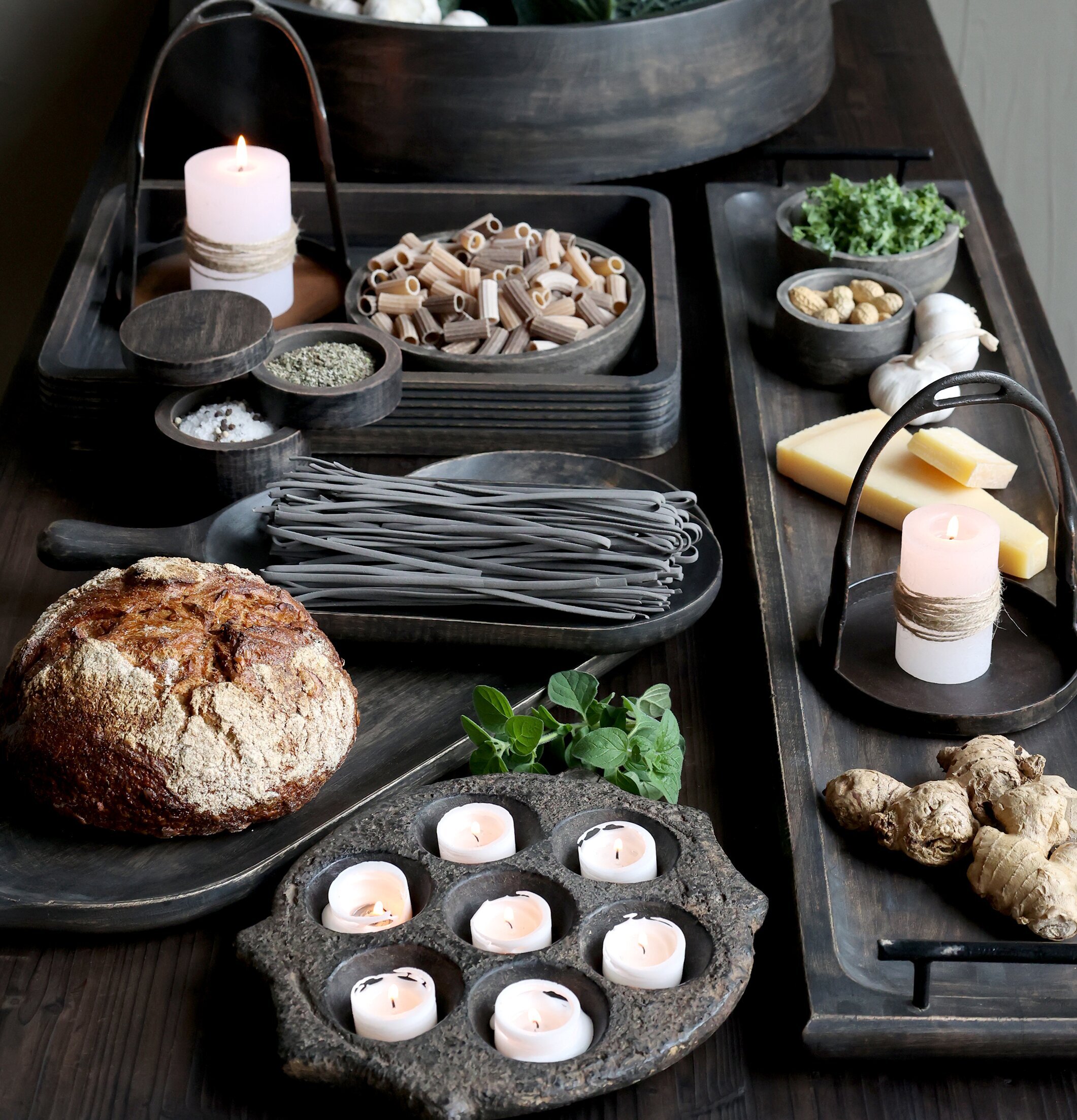 Ljusstake Grimaud Antiksvart från Chic Antique på träbord