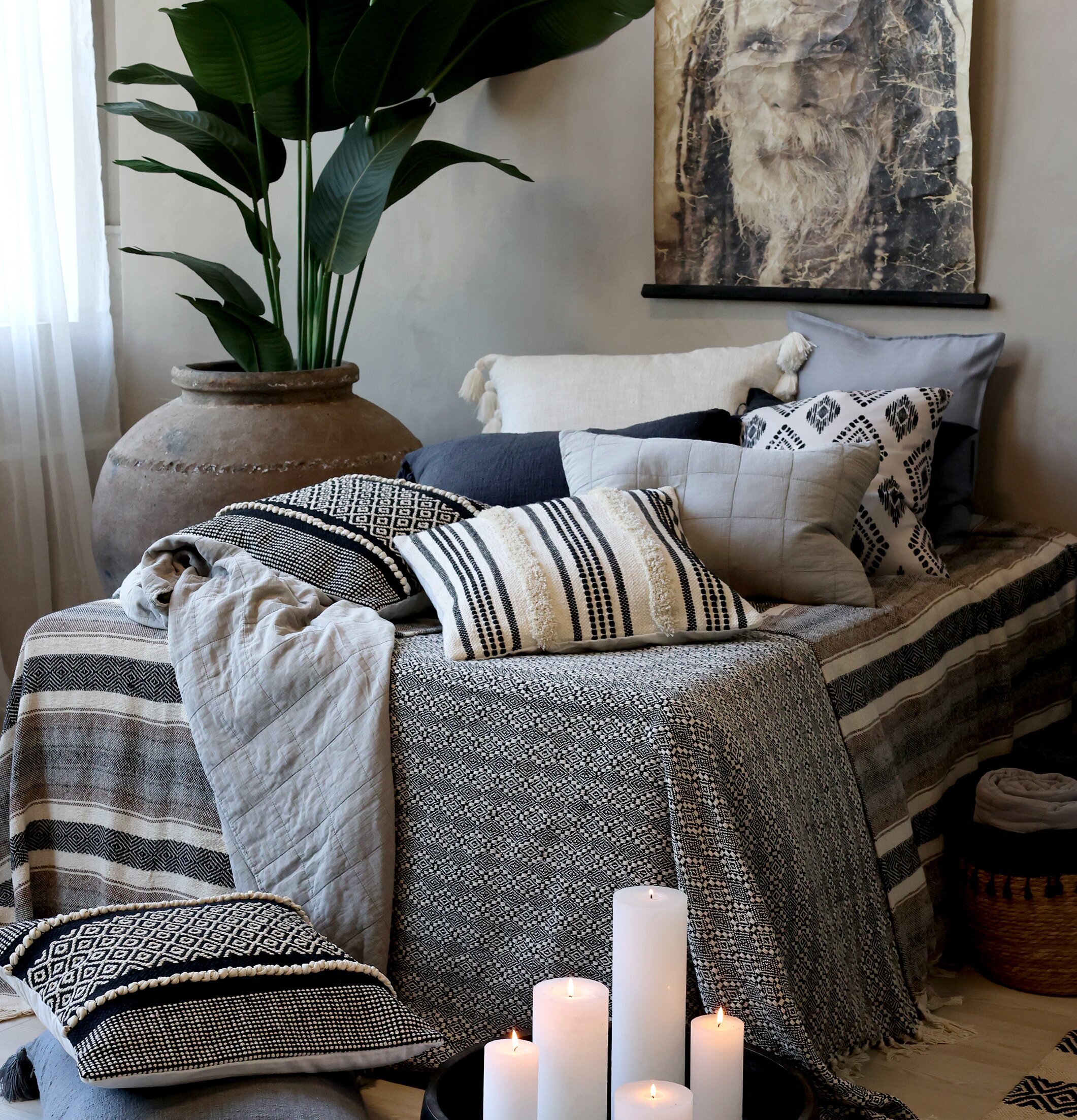 Aix Pläd Mocca/Svart från Chic Antique i bohemiskt sovrum