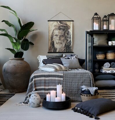 Aix Pläd Mocca/Svart från Chic Antique i ett elegant sovrum