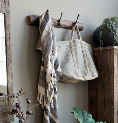 Klädhängare Grimaud från Chic Antique med filt och väska