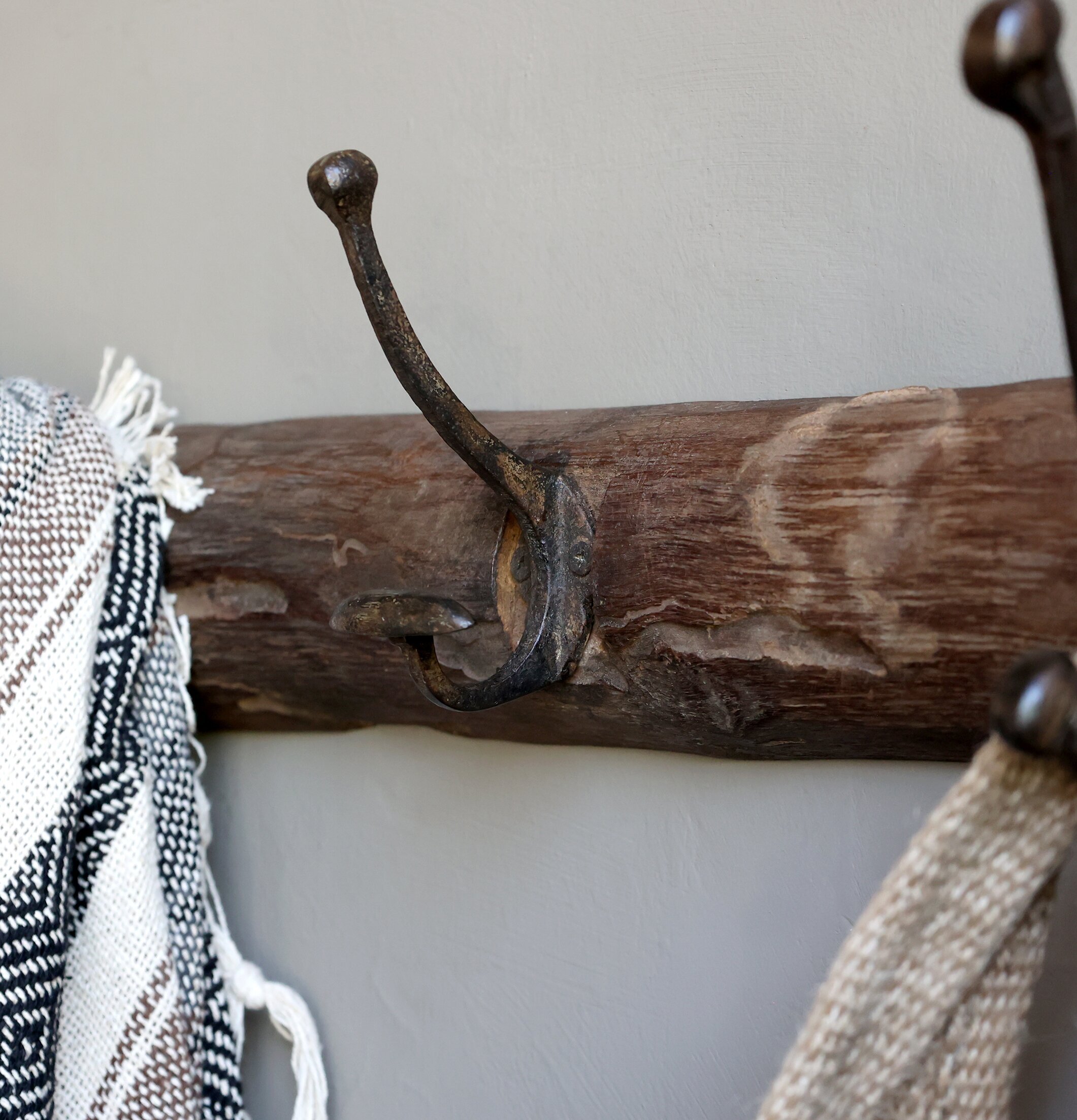 Klädhängare Grimaud från Chic Antique i rustik lantlig stil