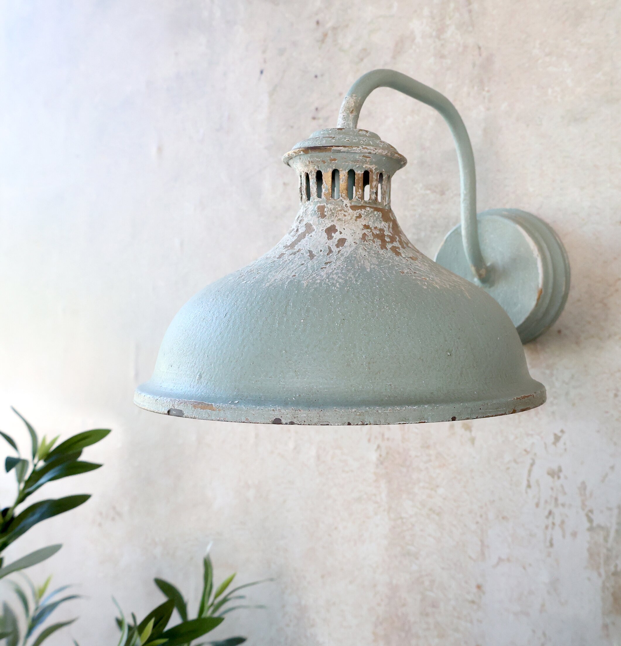 Vägglampa Antik Opal från Chic Antique på ljus vägg