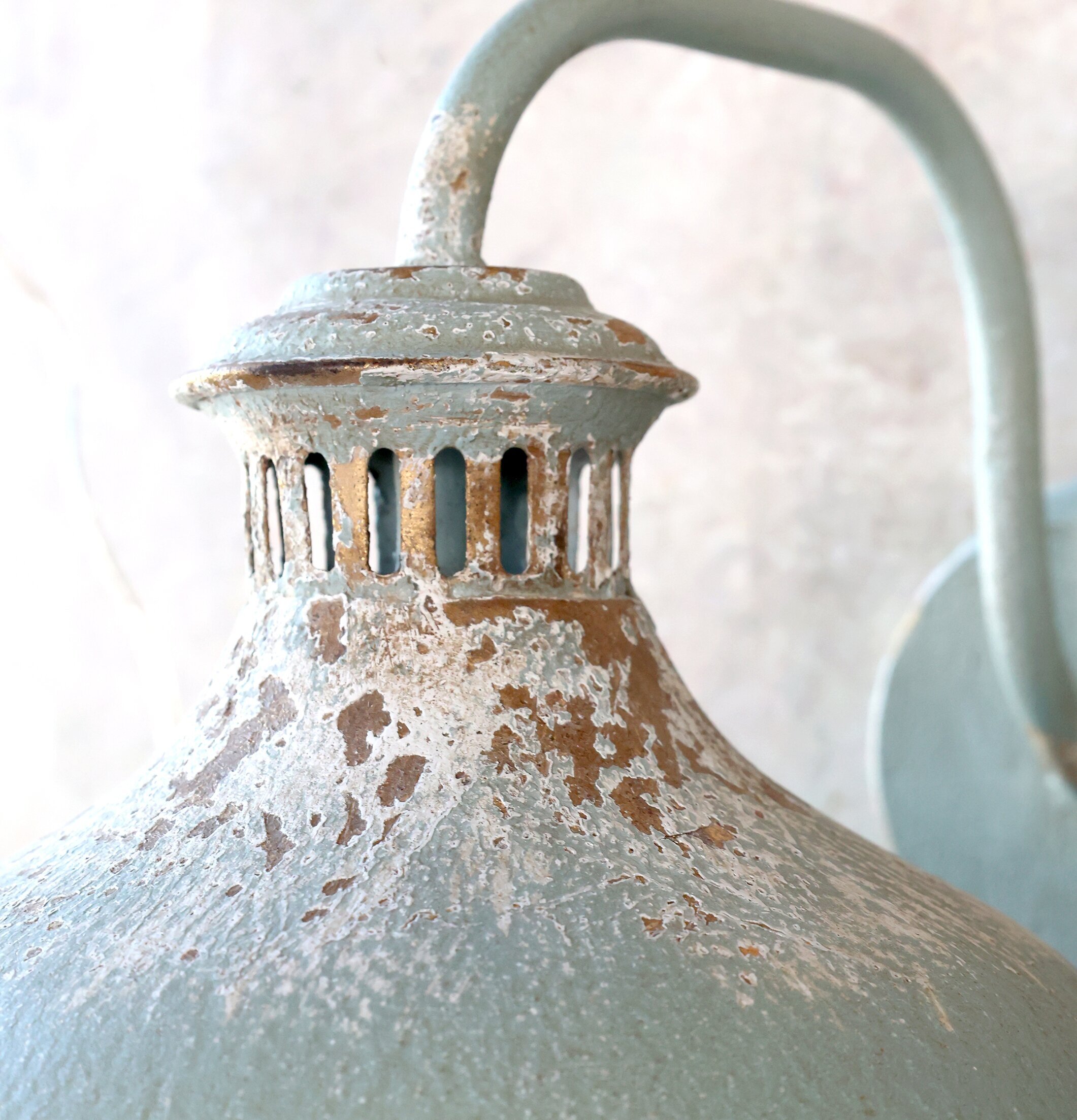 Vägglampa Antik Opal från Chic Antique med patinerad yta