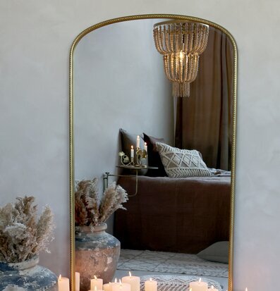 Ljuskrona Träpärlor Natur från Chic Antique i rustik miljö