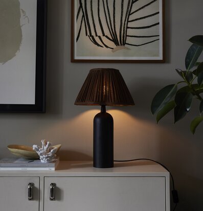 Sonja Lampskärm Cognac 30cm från PR Home på svart fot