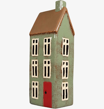 Foto av grön ljuslykta i form av ett charmigt hus