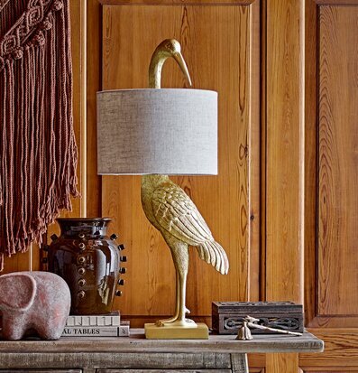 Bordslampa Heron Gold från Bloomingville på rustikt bord