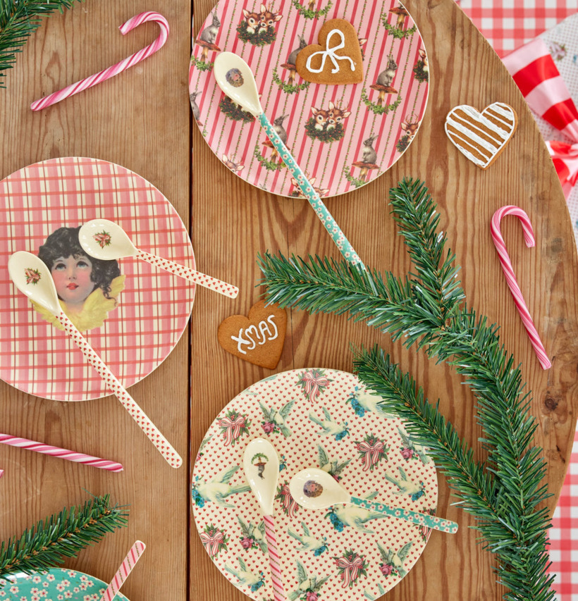 Assiett Angel Print från Rice med ängeltryck på rustikt bord