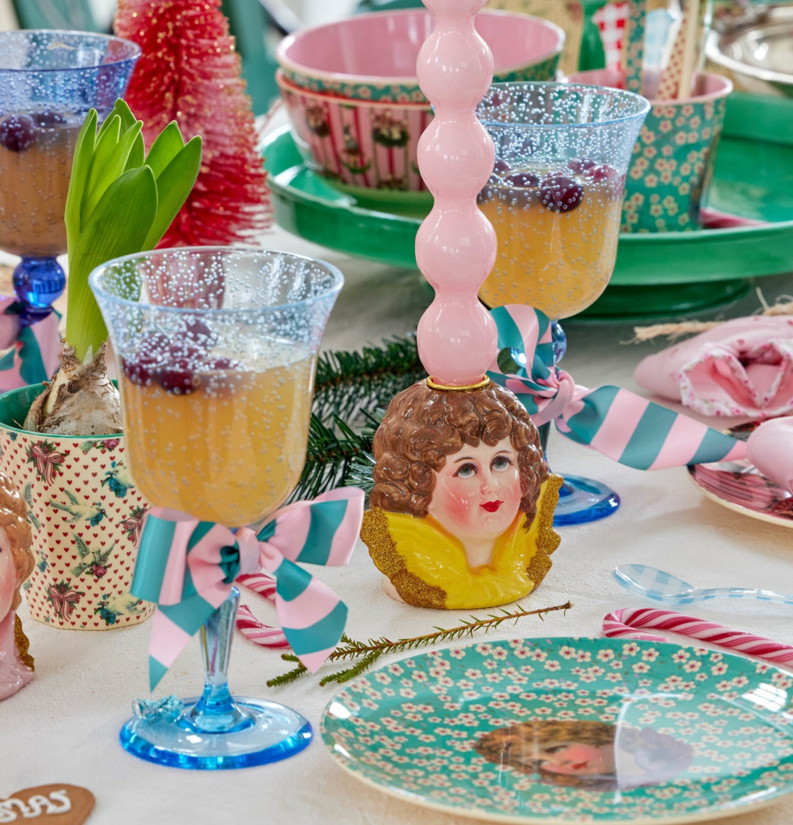 Assiett Grön Angel Print från Rice på ett färgglatt dukat bord