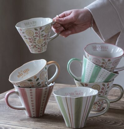 Keramikmugg Pink Awareness från Majas Cottage på träbord