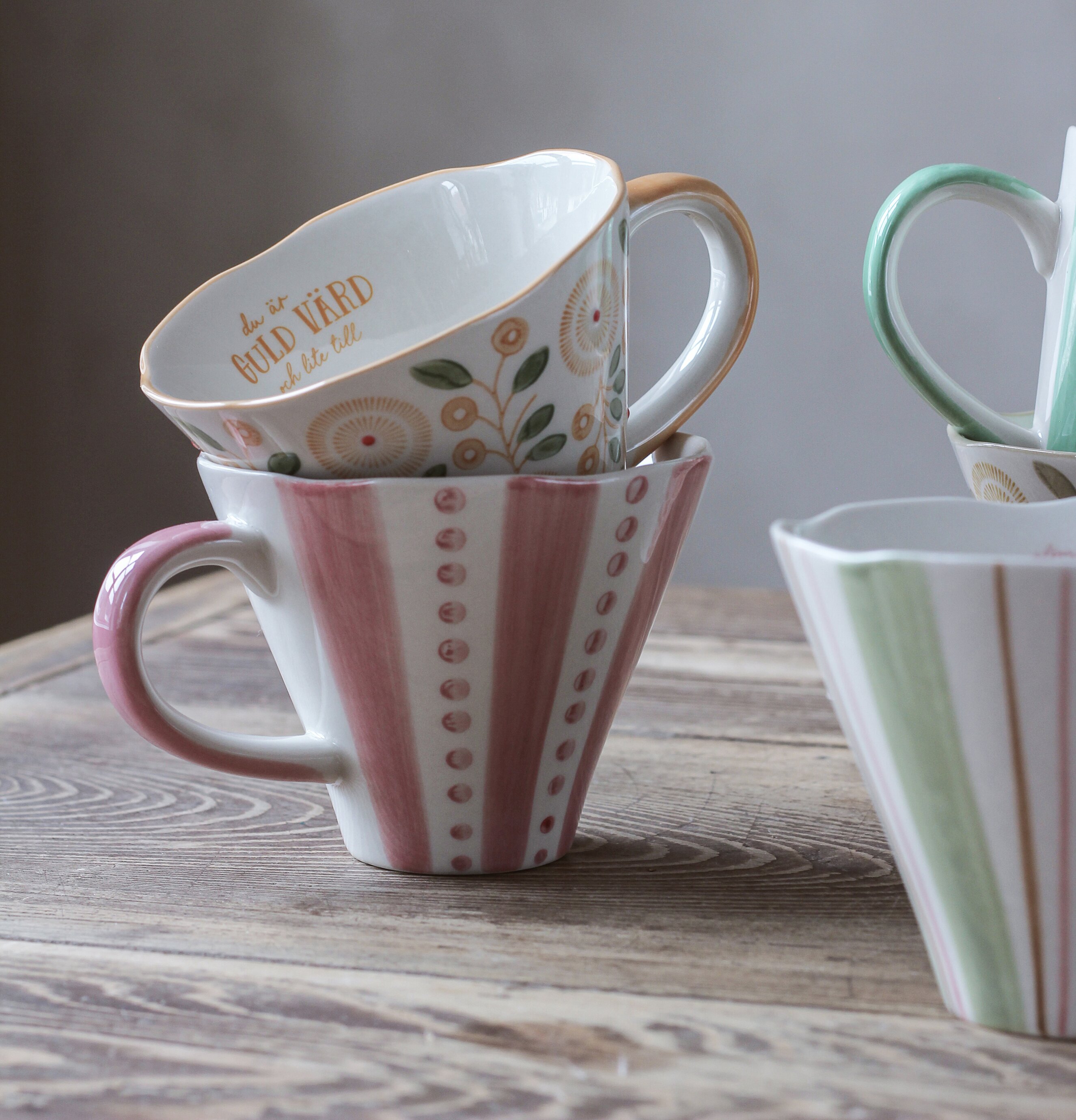 Keramikmugg Pink Awareness från Majas Cottage på träbord