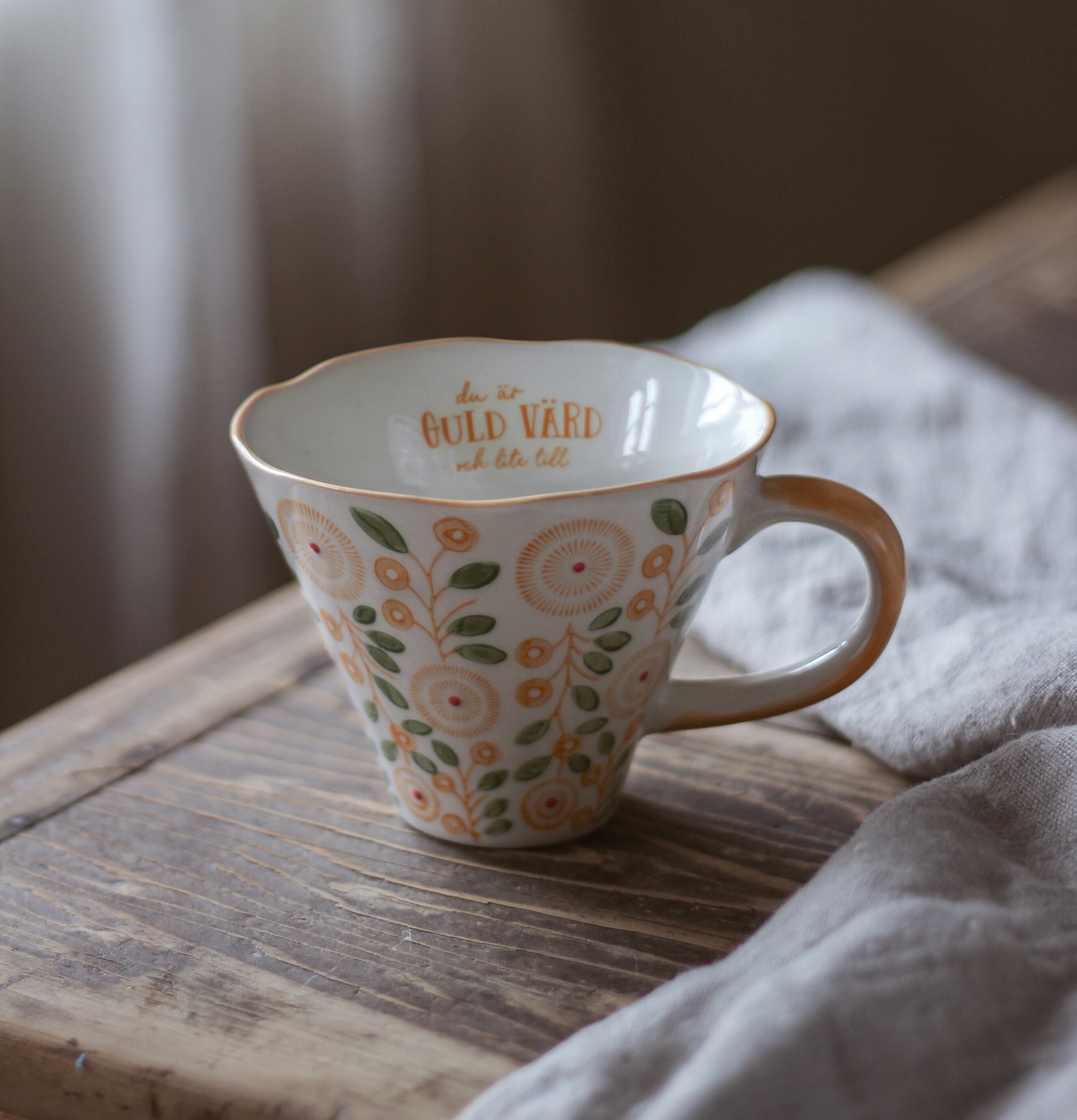 Keramikmugg - Du Är Guld Värd från Majas Cottage på träbord