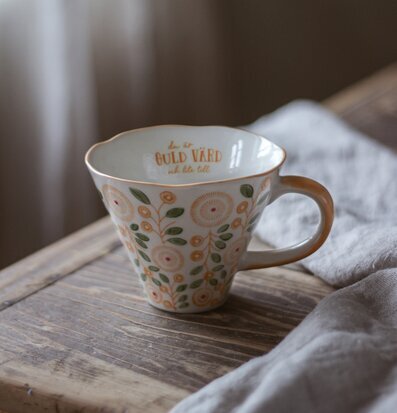 Keramikmugg - Du Är Guld Värd från Majas Cottage på träbord
