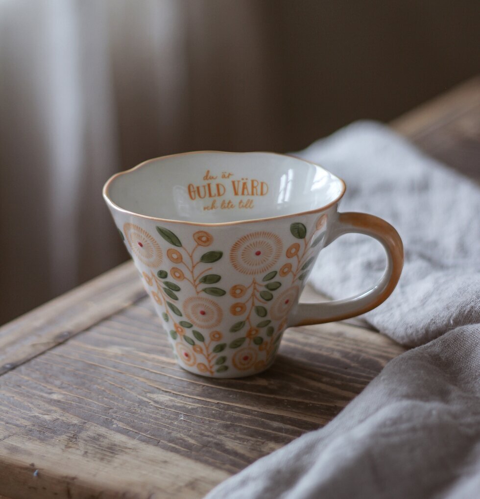 Keramikmugg - Du Är Guld Värd från Majas Cottage på träbord
