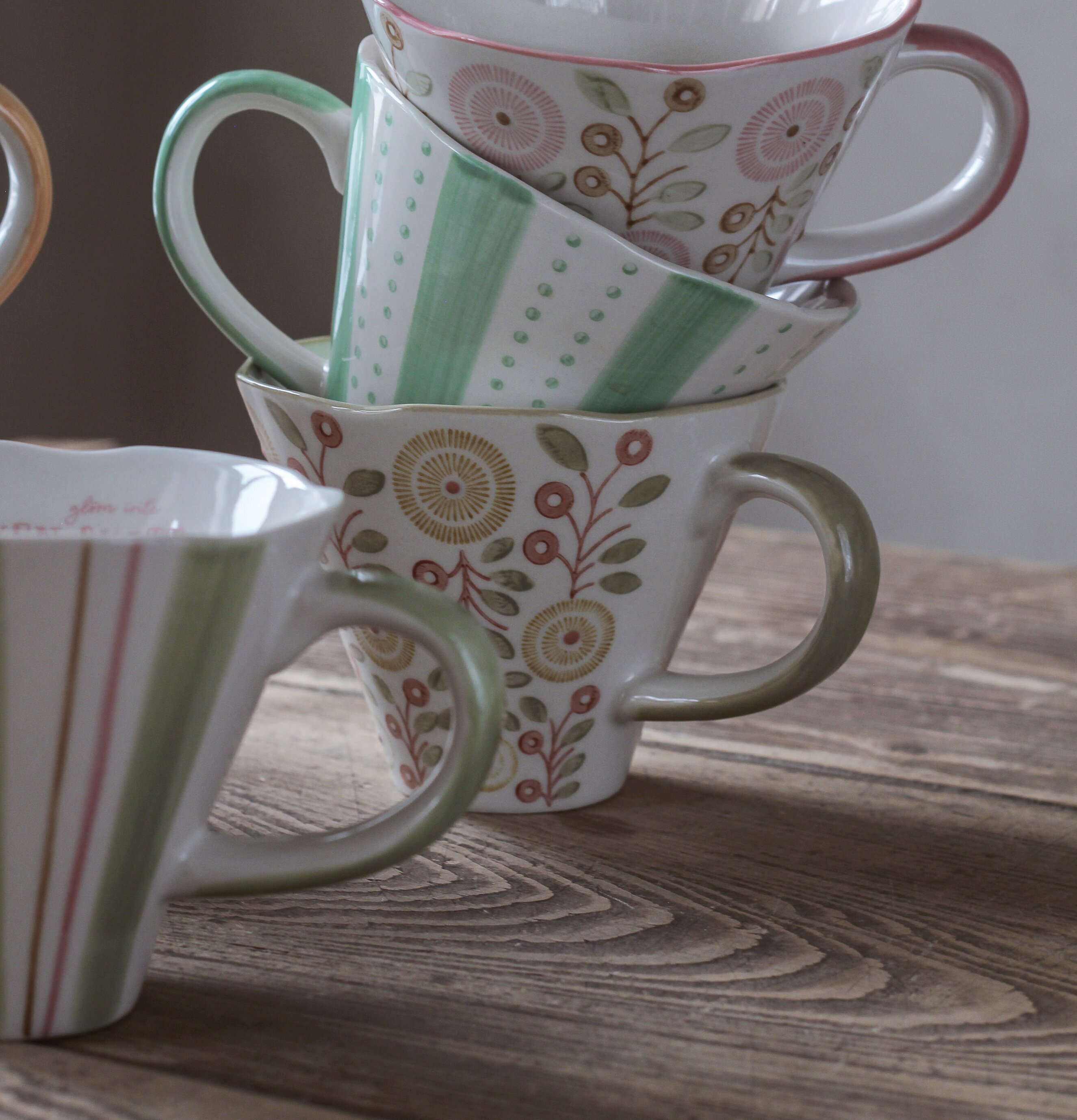 Keramikmugg - Här & Nu från Majas Cottage på träbord