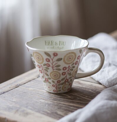 Keramikmugg - Här & Nu från Majas Cottage på rustikt träbord