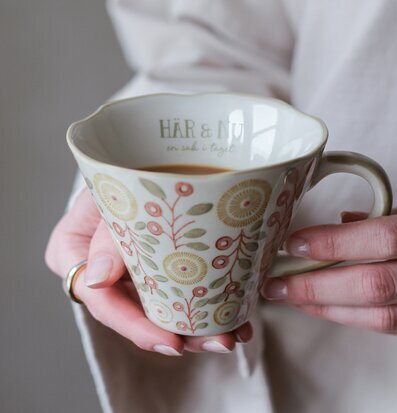 Keramikmugg - Här & Nu från Majas Cottage med blomsterdesign
