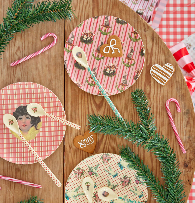 Assiett Sweet Forest Print från Rice på rustikt träbord