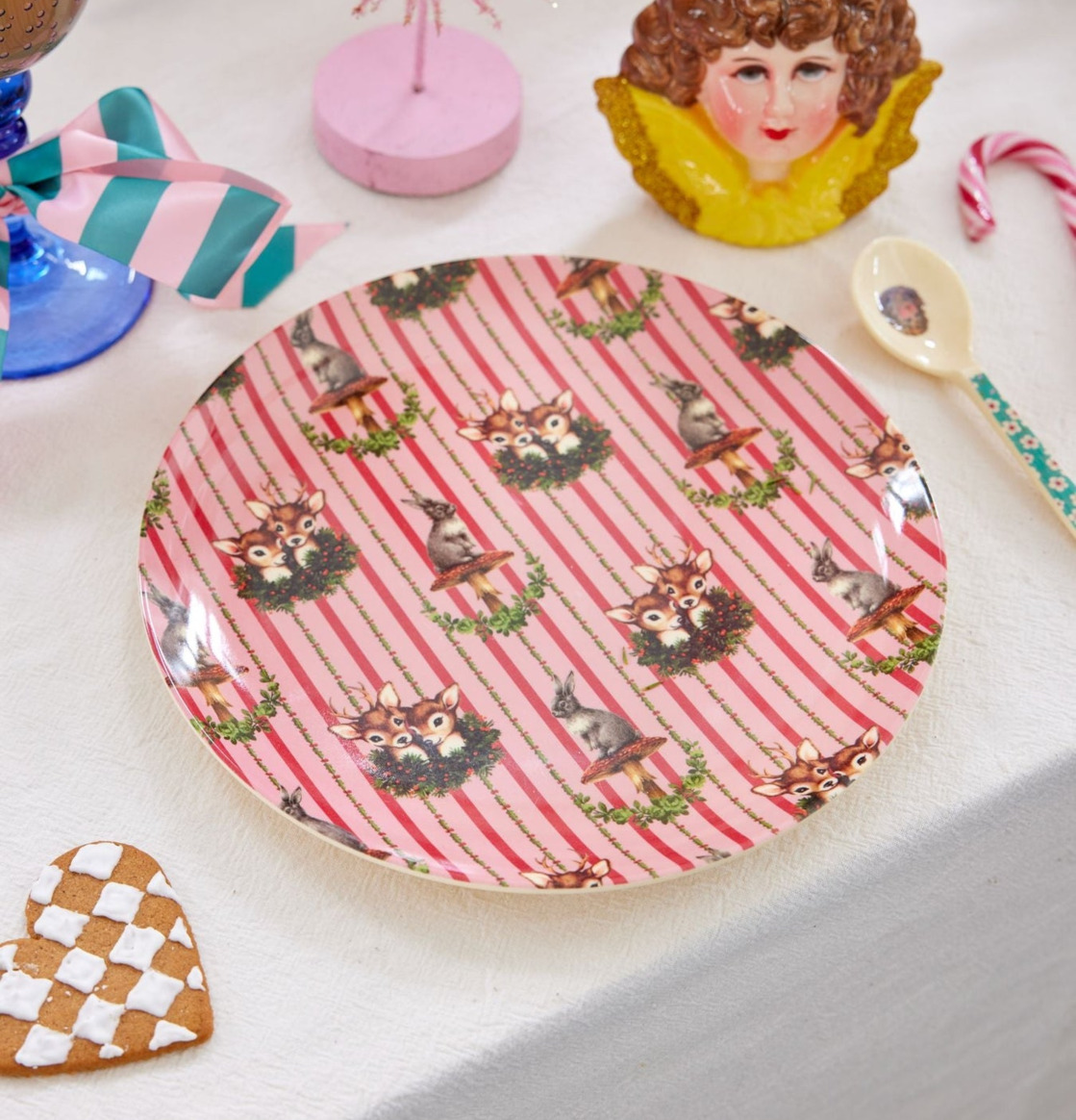 Assiett Sweet Forest Print från Rice på en dukad bordsmiljö