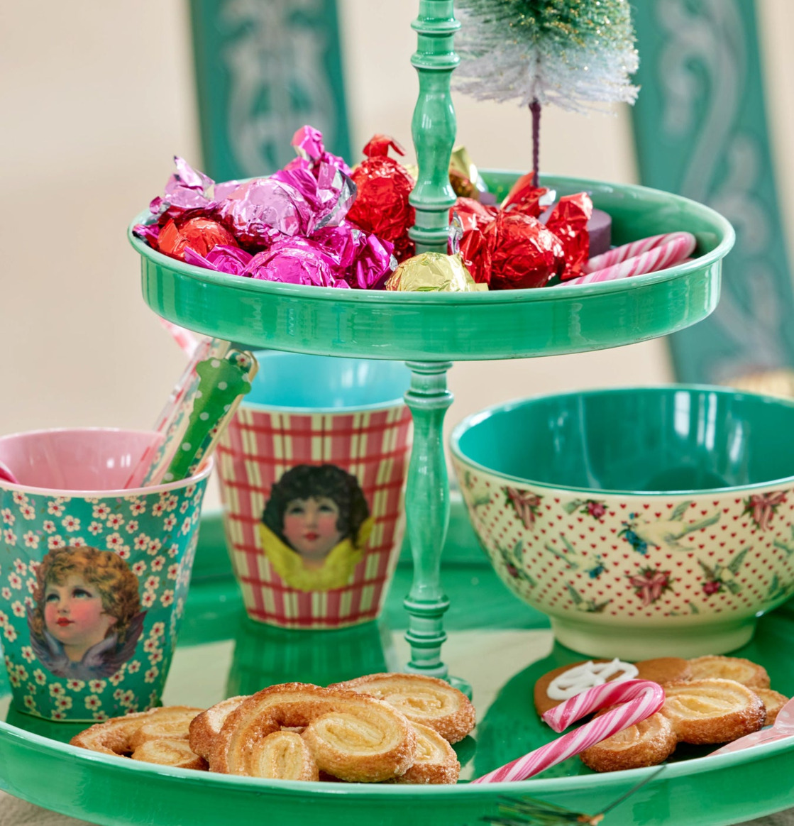 Melaminmugg Grön Angel Print från Rice på färgglad kakfat