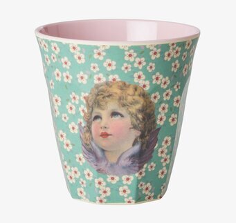 Bild av melaminmugg med blommor och kerubdesign