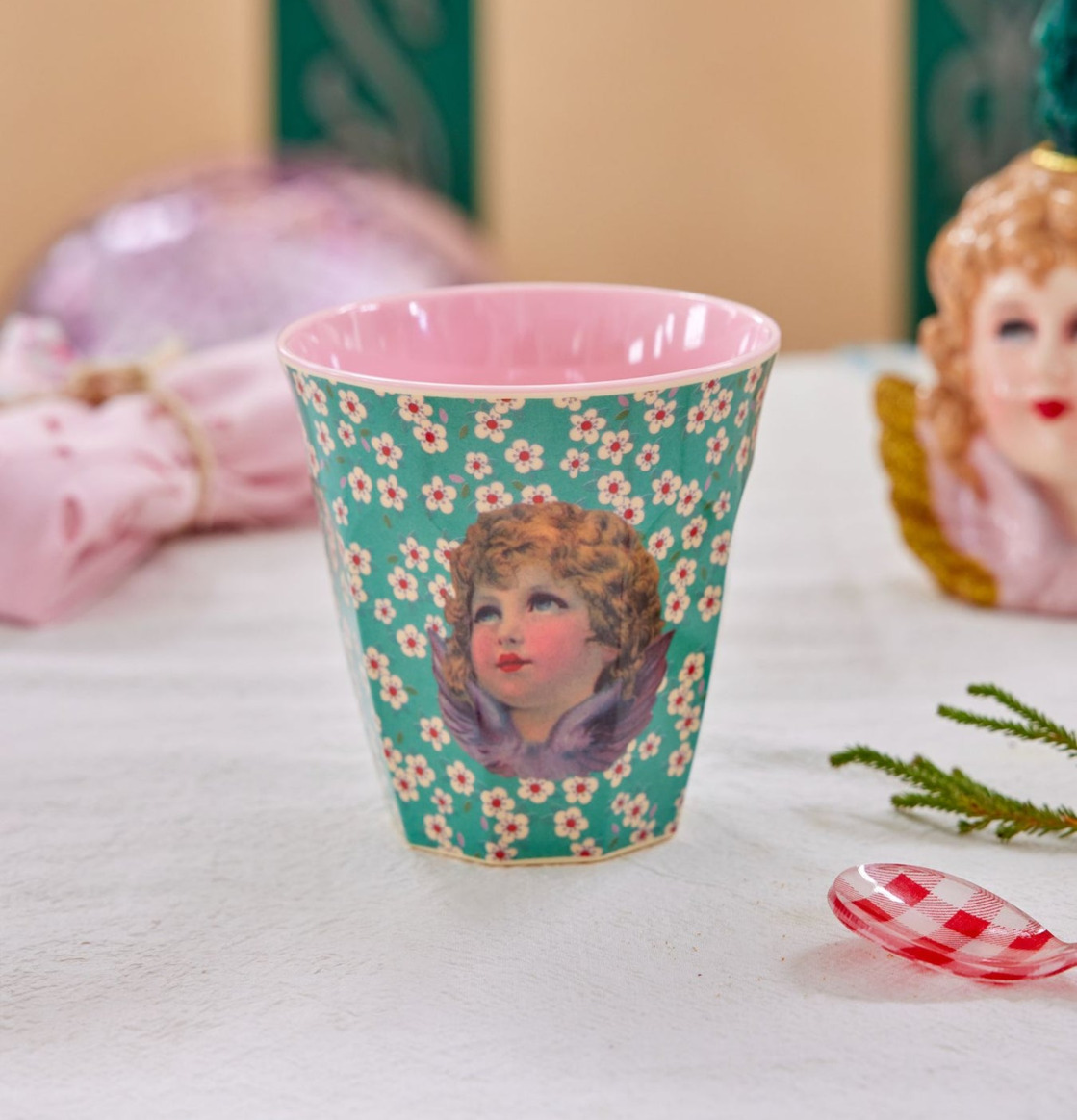 Bild av melaminmugg med ängeldesign och blommönster