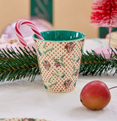 Bild av en festlig dukning med mugg och dekorationer