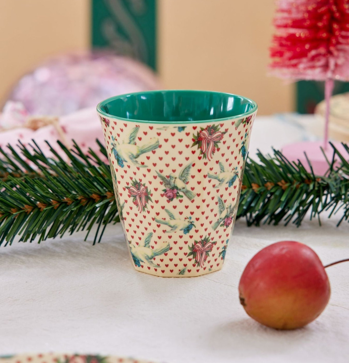 Foto av en detaljrik och harmonisk inredningsuppsättning