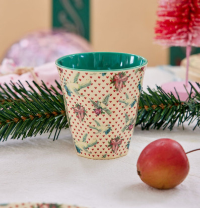 Foto av en detaljrik och harmonisk inredningsuppsättning