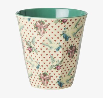 Bild av mugg med duvor och hjärtan på ljus bakgrund