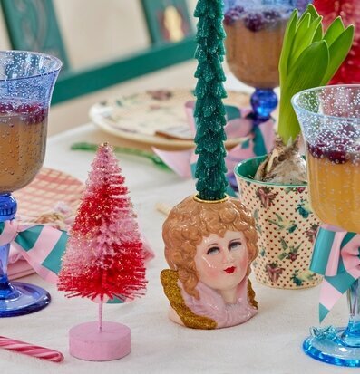 Ljushållare Ängel Rosa från Rice på ett festligt dukat bord