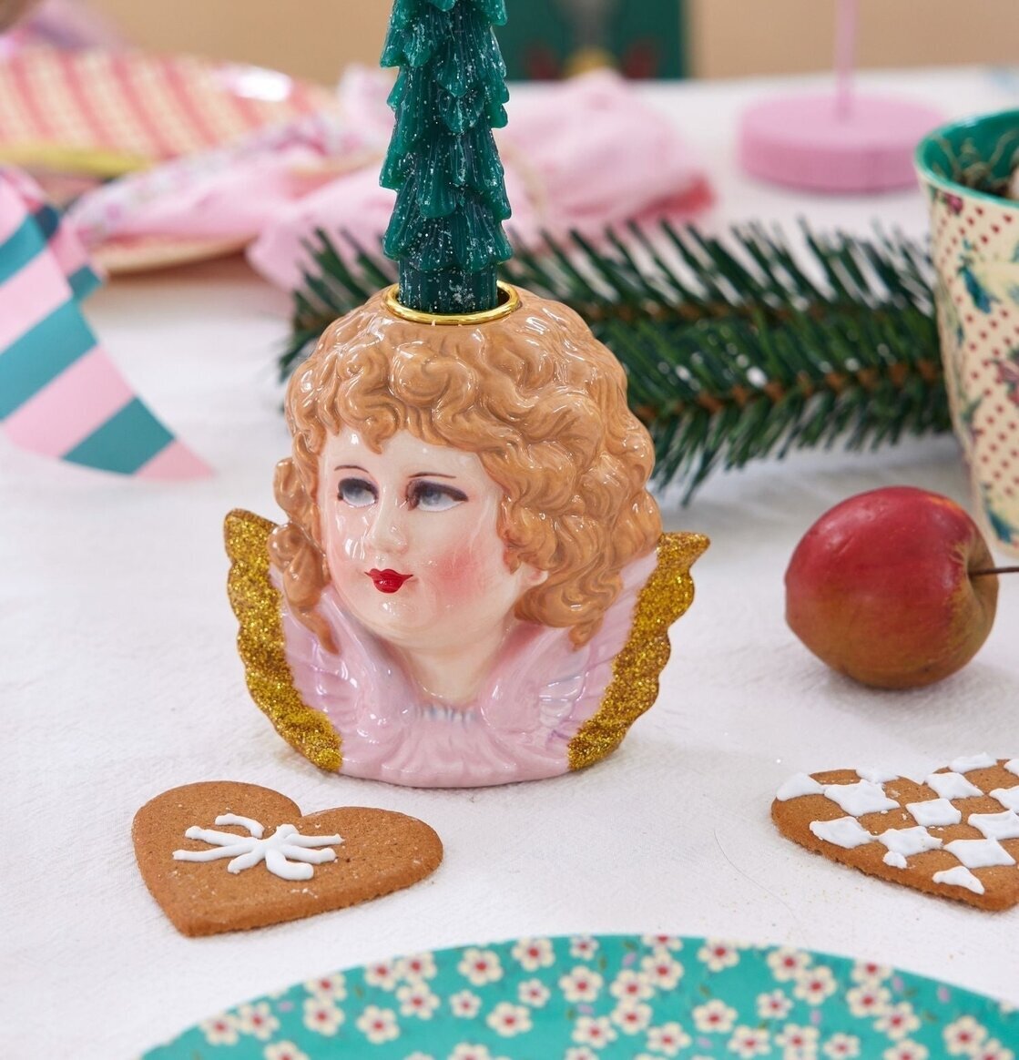 Ljushållare Ängel Rosa från Rice med juldekorationer