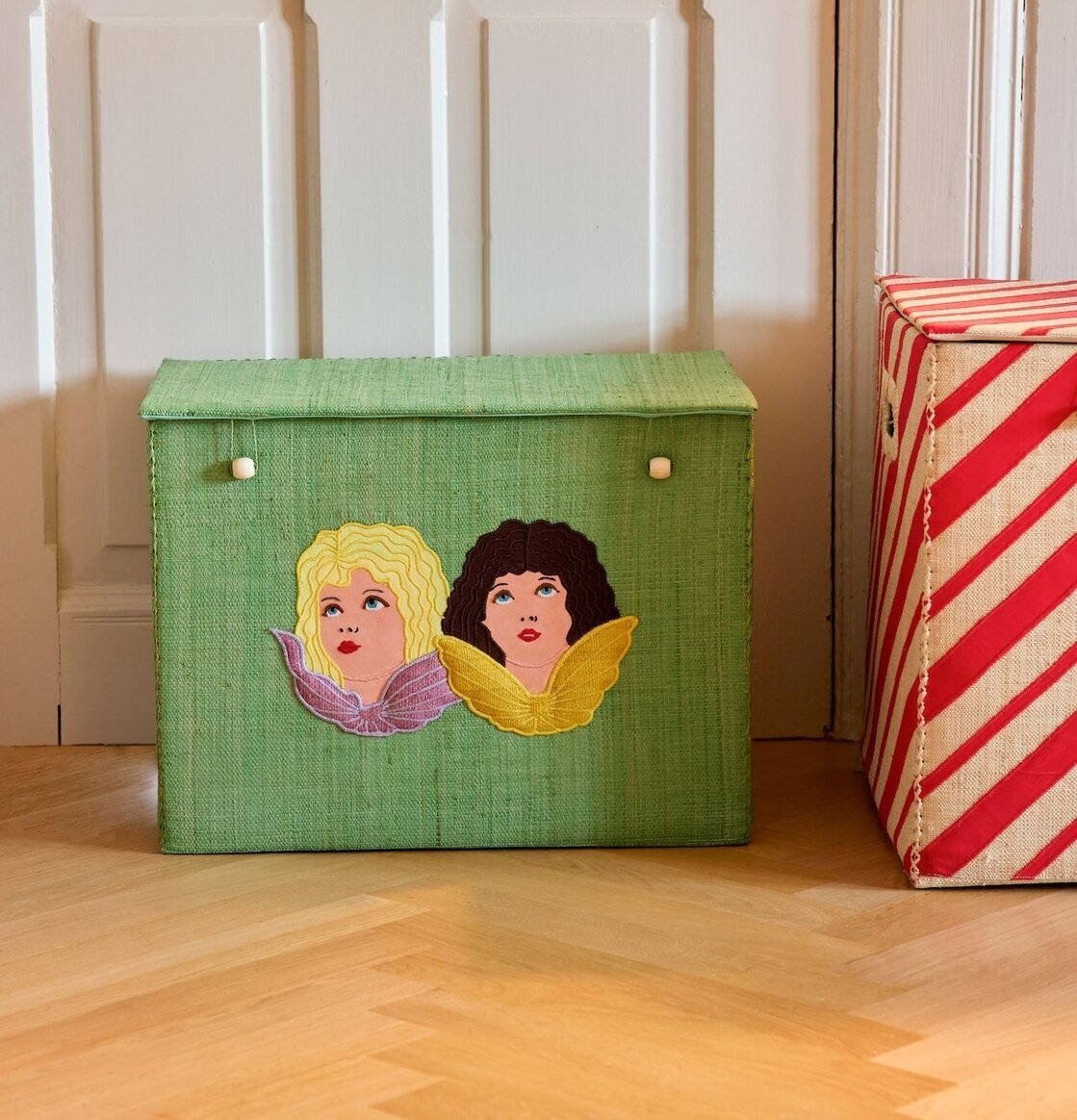 Förvaringskorg Änglar från Rice på ljust trägolv