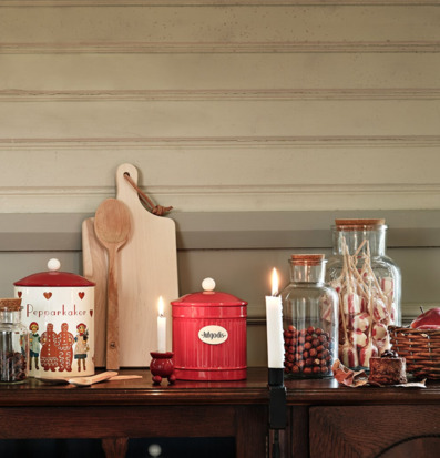 Bild av hemtrevlig julscen med godis och dekorationer