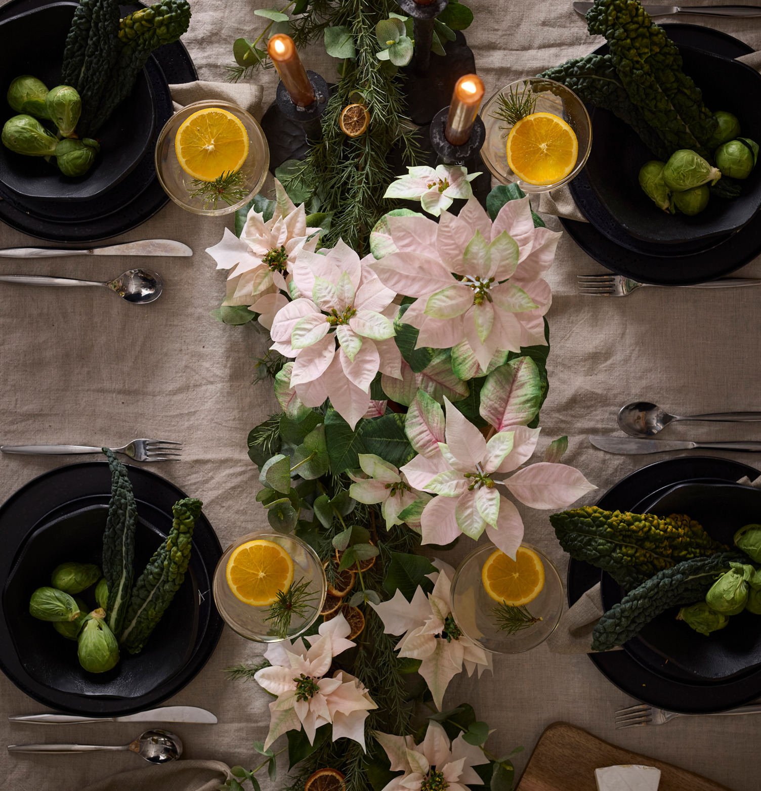 Höststjärna 45cm från Mr Plant på ett höstdekorerat bord