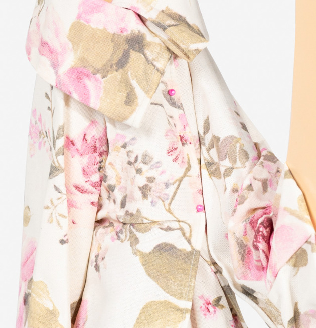 Bordslampa Paeonia från Skitso med blomstrande tygmönster