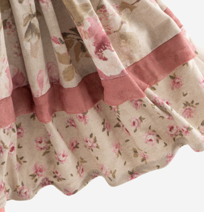 Bordslampa Megan från Skitso med blommig skärm och vågig kant