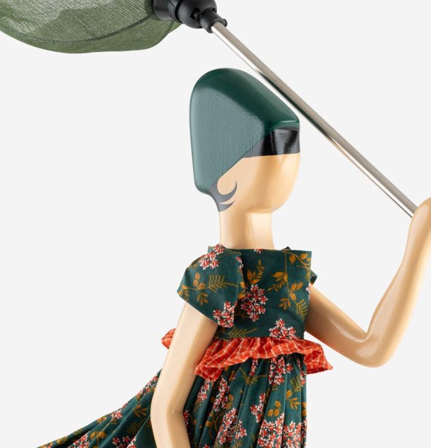 Bordslampa Altana från Skitso med figur i blommig klänning