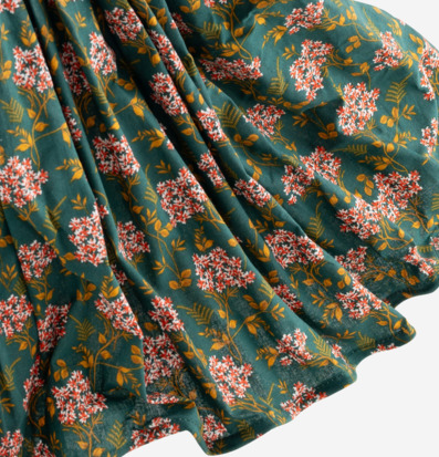 Bordslampa Altana från Skitso med träbas och grå tygskärm